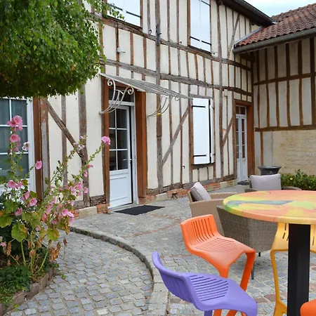 Les Oiseaux_a Avec Piscine Chauffee Holiday home *